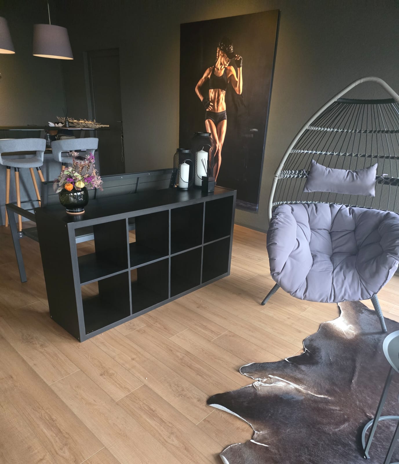 Lounge-Bereich des Studios mit Sesseln und Bar